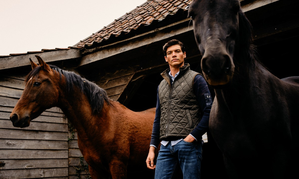 Hombre con capas de ropa: chaleco, jersey y camisa Hombre con capas de ropa: chaleco, jersey y camisa