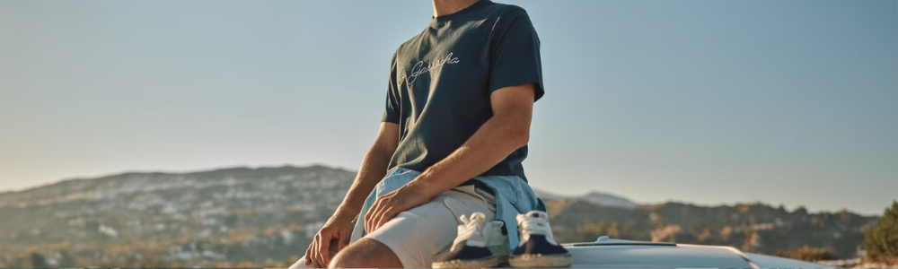 Look de entretiempo para hombre: regla de capas y tejidos técnicos